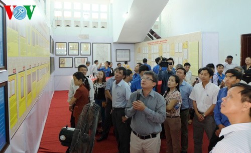 Ausstellung von Karten und Dokumenten über Hoang Sa und Truong Sa in Ha Nam - ảnh 1